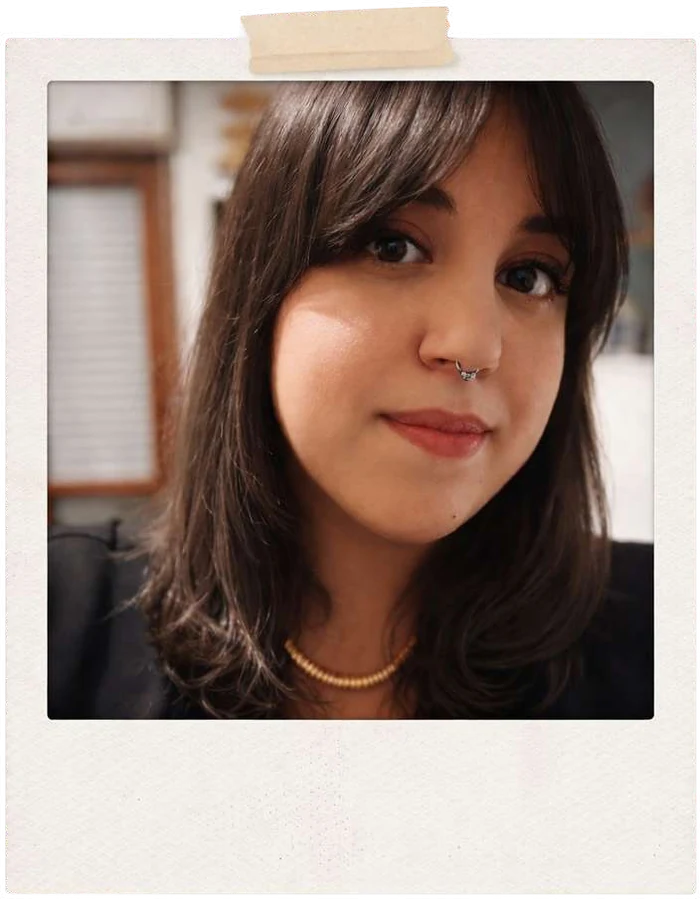 Ritratto di Susanna Antonelli in una polaroid attaccata con del nastro adesivo